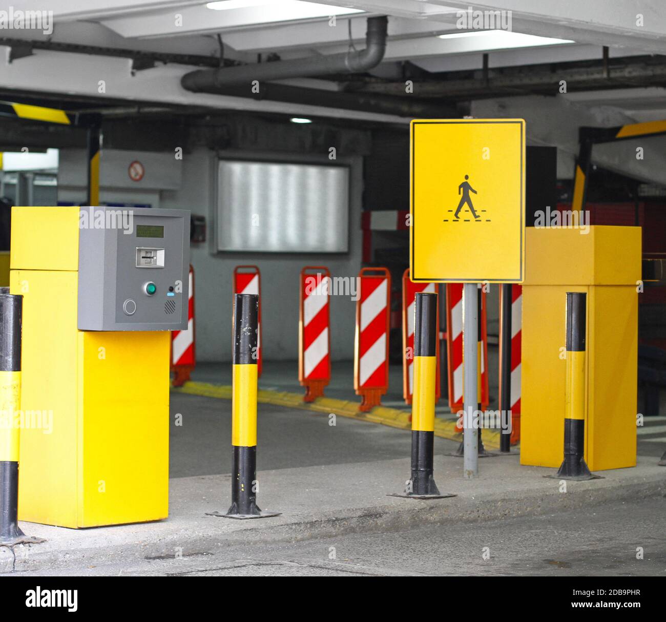 Automatisierte Fahrkartenautomaten in der Tiefgarage Stockfoto