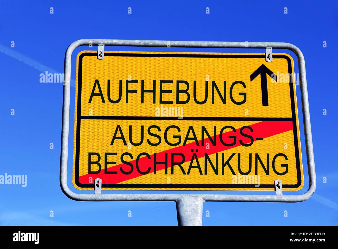 Ein Schild mit der Aufhebung der Ausstiegsbeschränkung in Deutschland Stockfoto