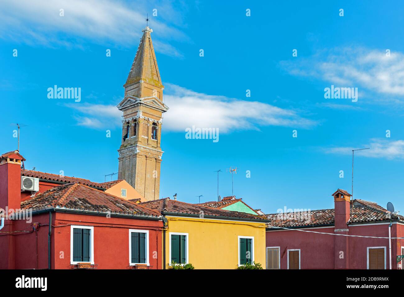 Schiefer Kirchturm in Burano, Venedig Stockfoto