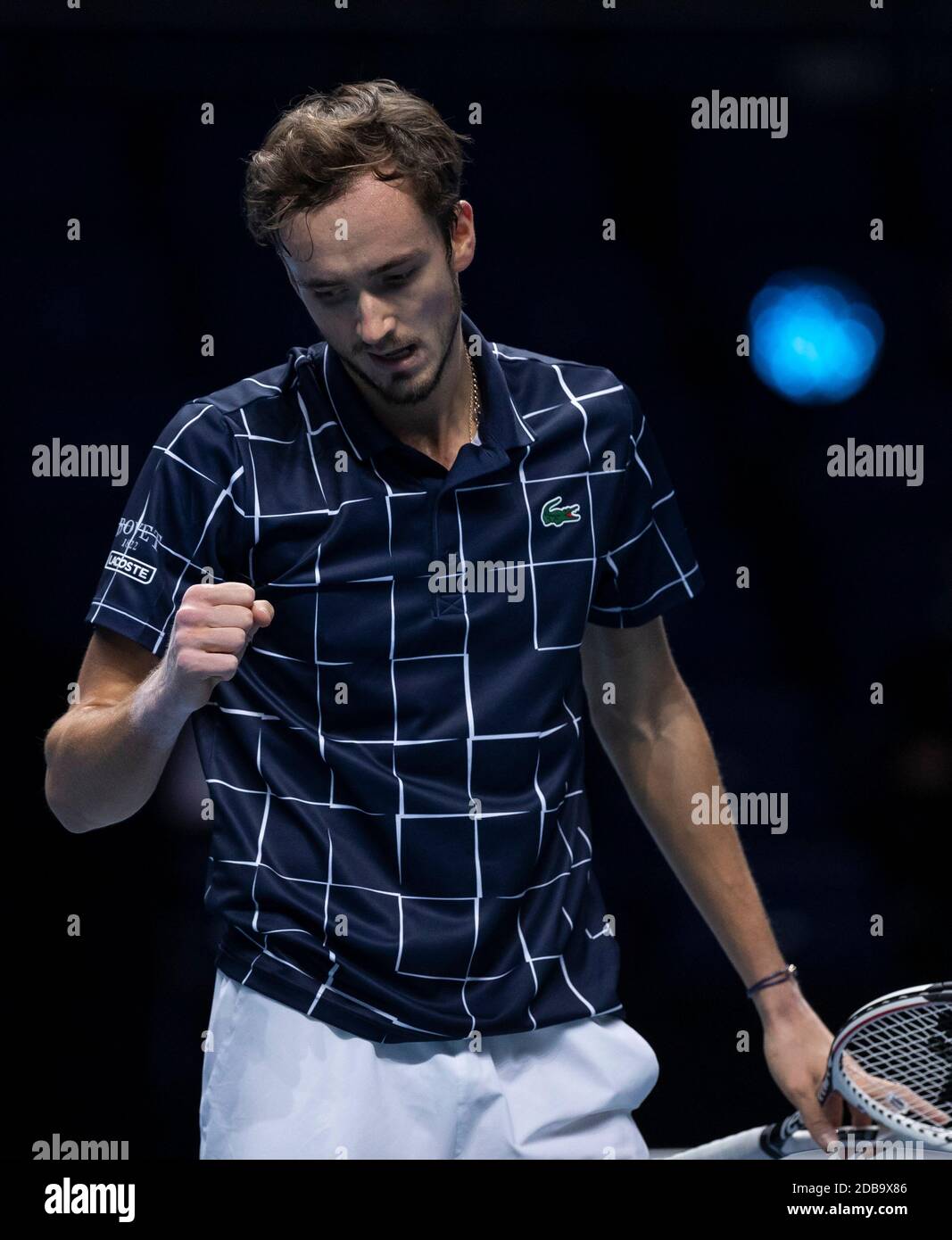 London, Großbritannien. November 2020. Daniil Medvedev aus Russland feiert beim Einzel-Gruppenspiel gegen Alexander Zverev aus Deutschland beim ATP World Tour Finale 2020 in London, Großbritannien, am 16. November 2020. Quelle: Han Yan/Xinhua/Alamy Live News Stockfoto