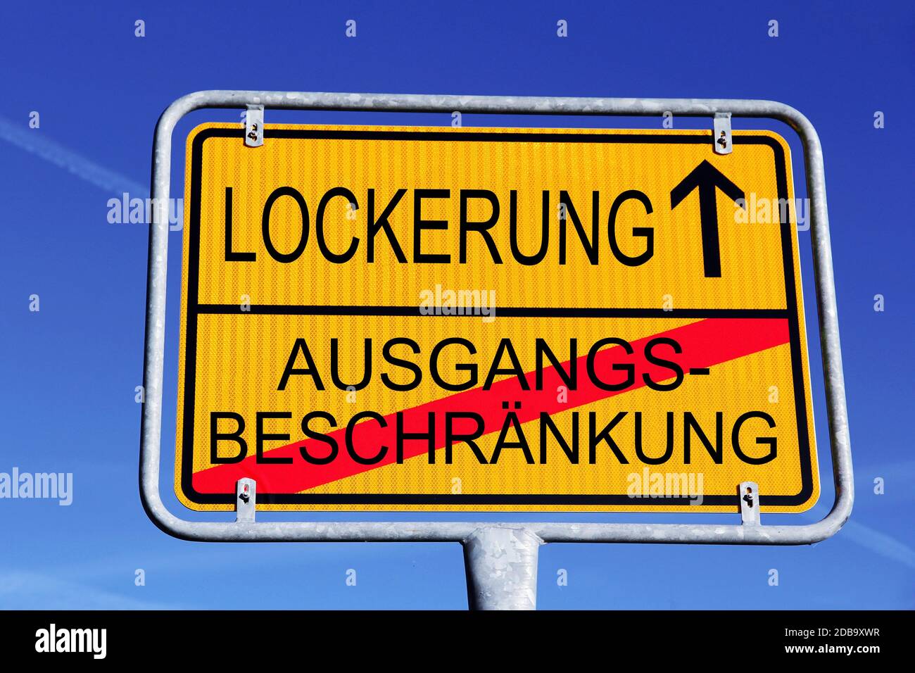 Ein Schild mit Entspannung der Ausstiegsbeschränkung in Deutschland Stockfoto