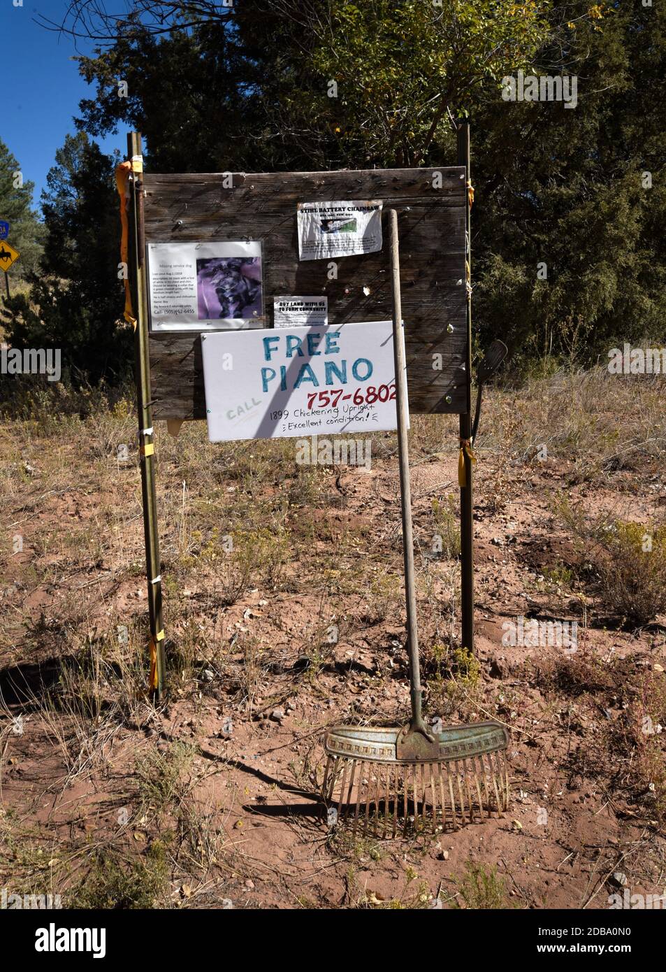 Ein Schild an einer rustikalen Community Pinnwand neben einer Straße in Pecos, New Mexico, bietet ein freies Klavier zu einem guten Zuhause. Stockfoto