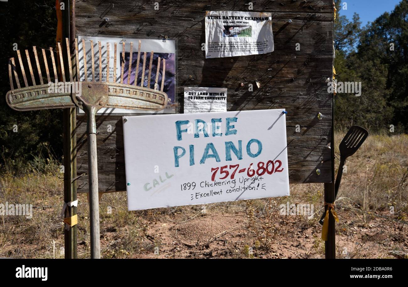 Ein Schild an einer rustikalen Community Pinnwand neben einer Straße in Pecos, New Mexico, bietet ein freies Klavier zu einem guten Zuhause. Stockfoto