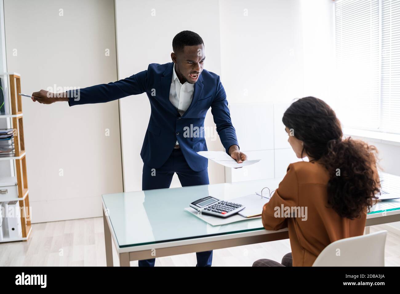 Chef Feuert Weiblichen Mitarbeiter Im Modernen Büro Ab Stockfoto
