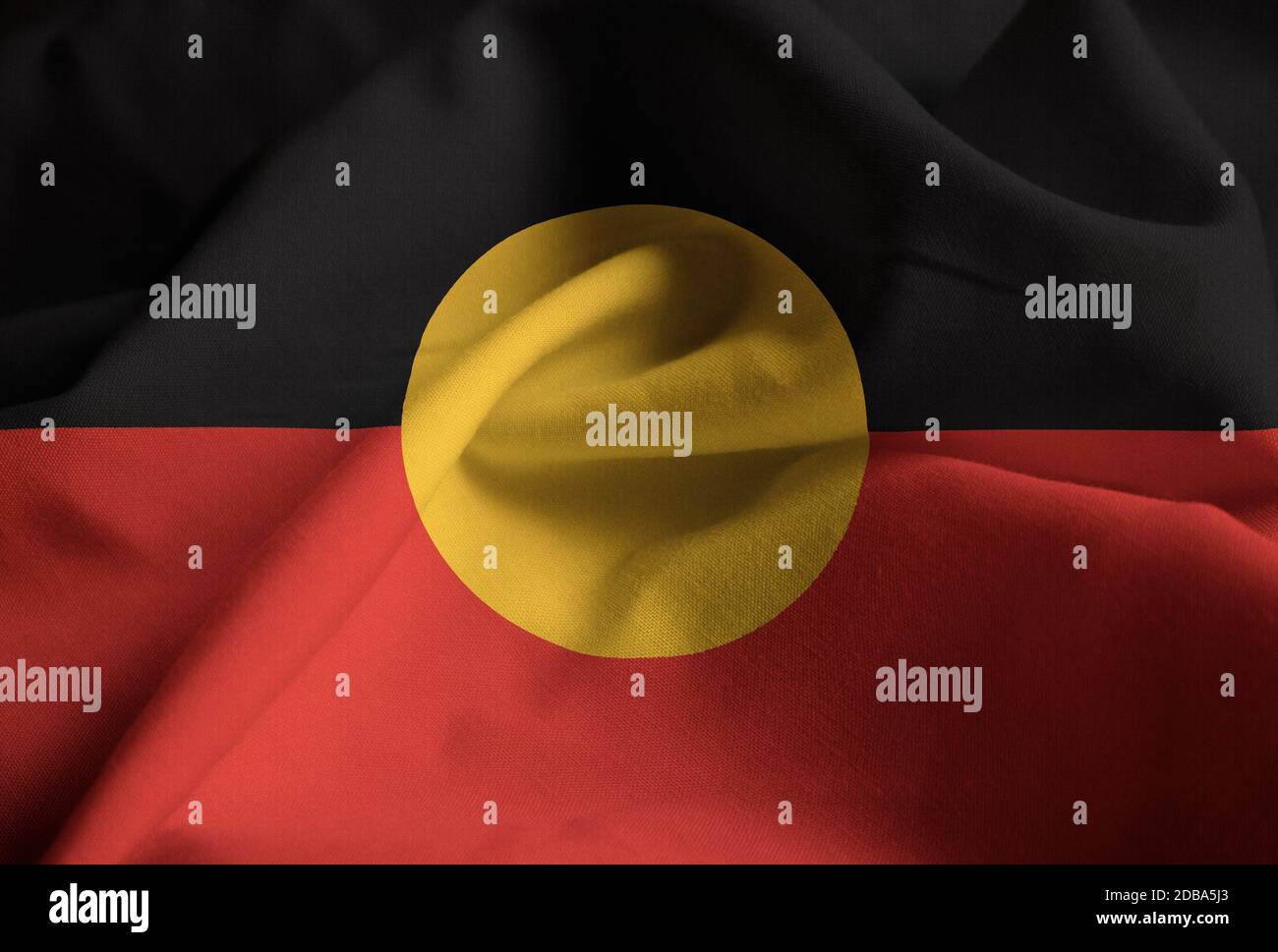 Rüschen Flagge von Aborigines weht im Wind Stockfoto