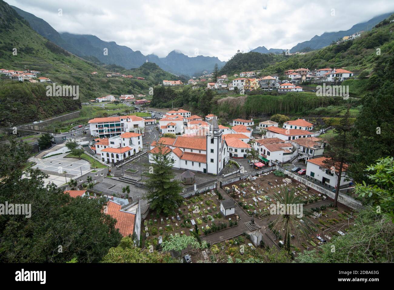 Die Stadt Sao Vicente auf der Insel Madeira im Atlantischen Ozean von Portugal. Madeira, Porto Moniz, April 2018 Stockfoto