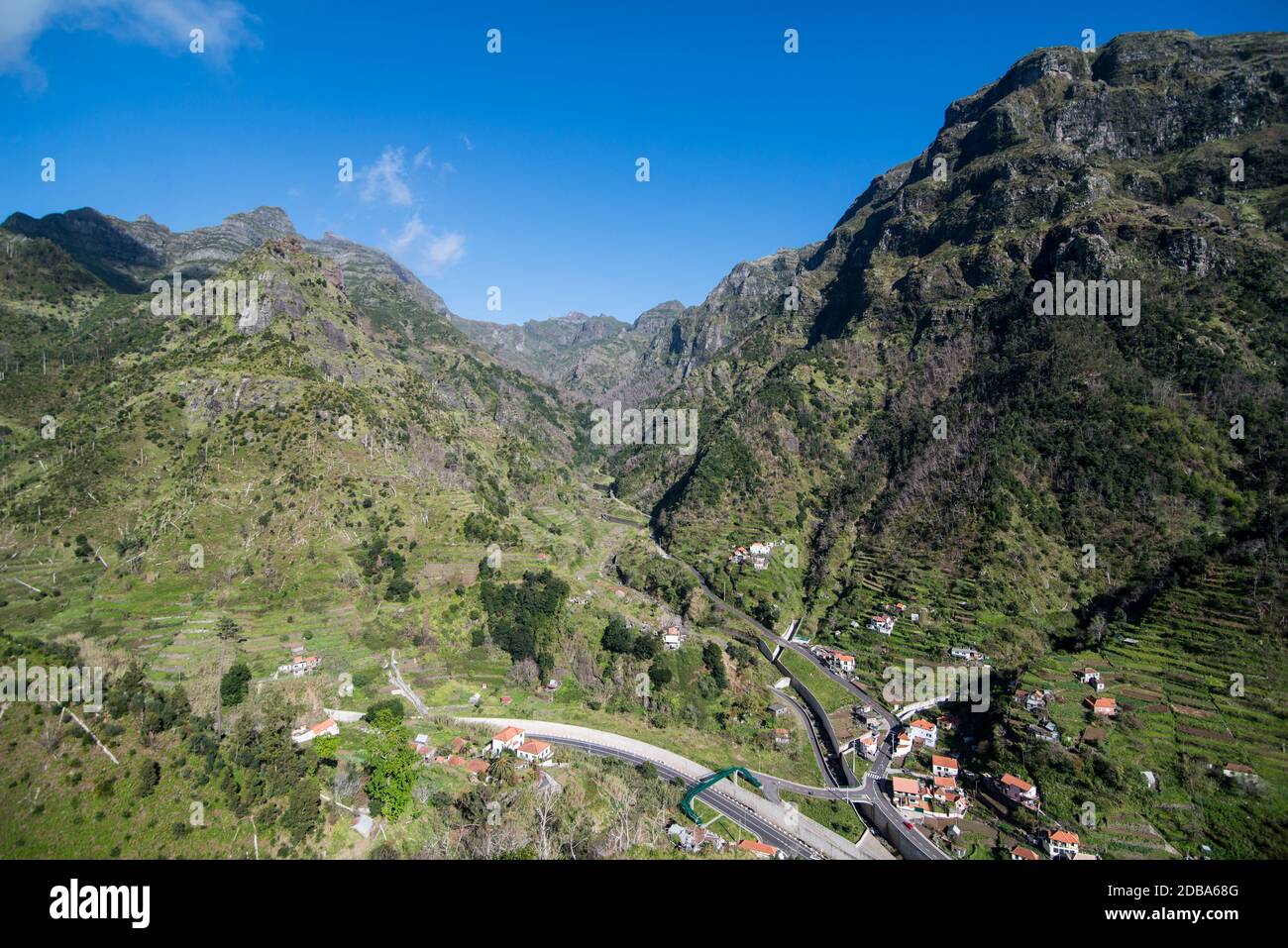 Die Landschaft im Tal der Serra de Agua auf der Insel Madeira im Atlantischen Ozean von Portugal. Madeira, Porto Moniz, April 2018 Stockfoto