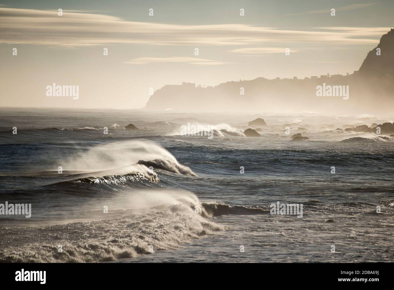 Wellen und Wind an der Küste zwischen Porto Moniz und Ribeira da janela auf der Insel Madeira im Atlantischen Ozean von Portugal. Madeira, Po Stockfoto