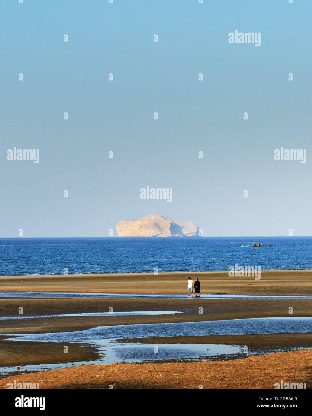 Qurum Strand in Muscat mit Jazirat al Fahl Insel im Hintergrund. Stockfoto