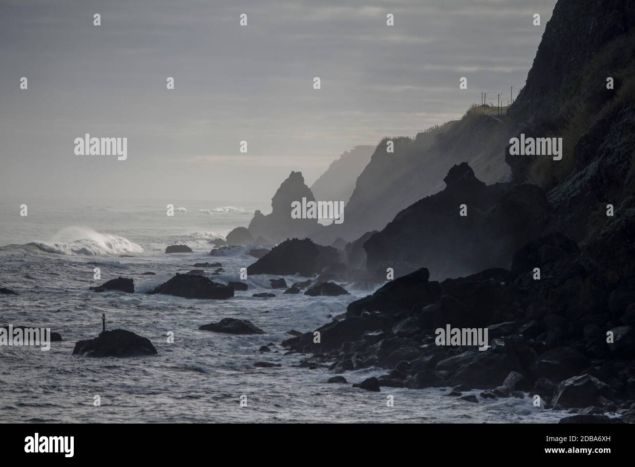 Die Küstenlandschaft zwischen Porto Moniz und Ribeira da janela auf der Insel Madeira im Atlantischen Ozean von Portugal. Madeira, Por Stockfoto