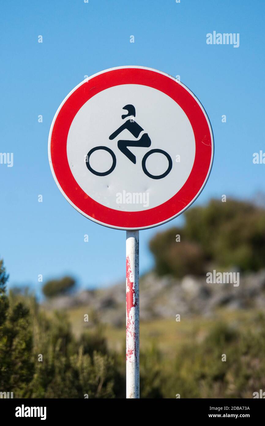 Ein Motorradschild ist im Madeira Nationalpark in Zentral-Madeira auf der Insel Madeira in Portugal verboten. Portugal, Madeira, April 2018 Stockfoto