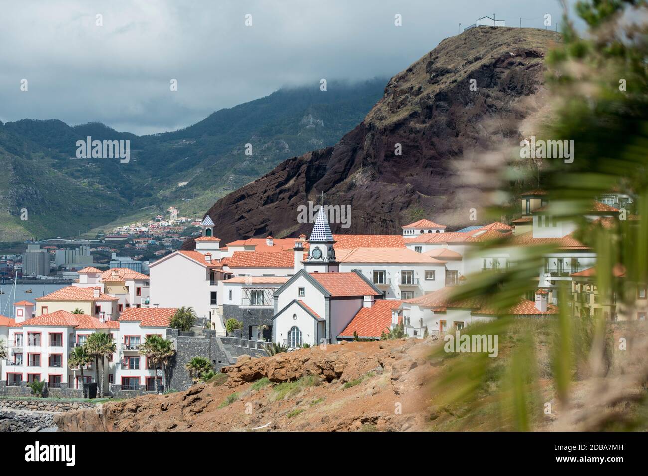 Das Hotel Village von Quinta do Lorde in der Nähe der Stadt Canical an der Küste im Osten von Madeira auf der Insel Madeira von Portugal. Portugal, Madeira, Apr Stockfoto