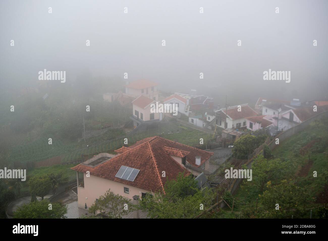 Blick auf einen Park und das Zentrum der Stadt Santana im Norden der Insel Madeira von Portugal. Portugal, Madeira, April 2018 Stockfoto