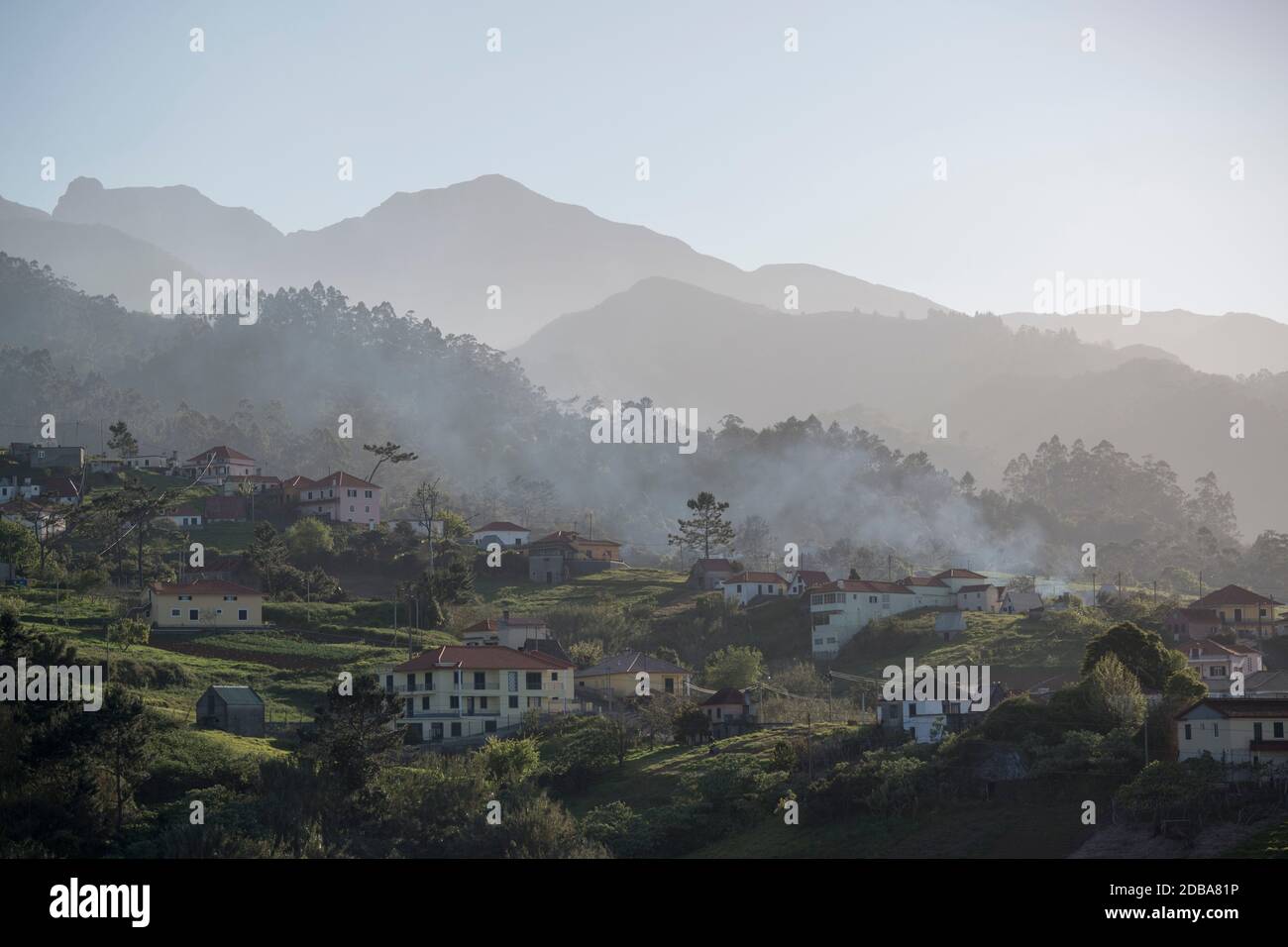 Blick auf einen Park und das Zentrum der Stadt Santana im Norden der Insel Madeira von Portugal. Portugal, Madeira, April 2018 Stockfoto