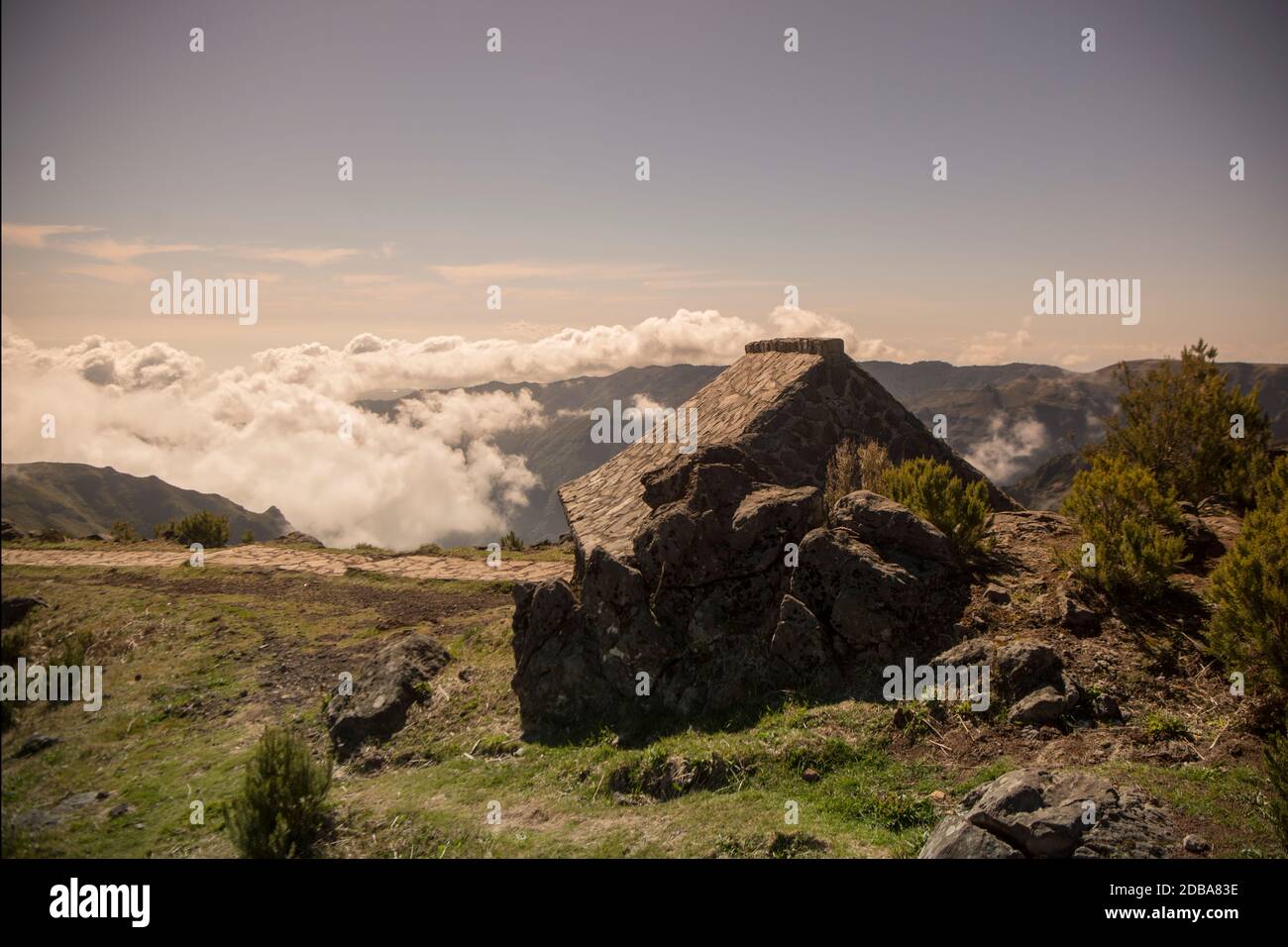 Ein Steinhaus auf einem Gipfel in der Landschaft und den Bergen des Madeira-Nationalparks in Zentral-Madeira auf der Insel Madeira in Portugal. Portugal, Stockfoto