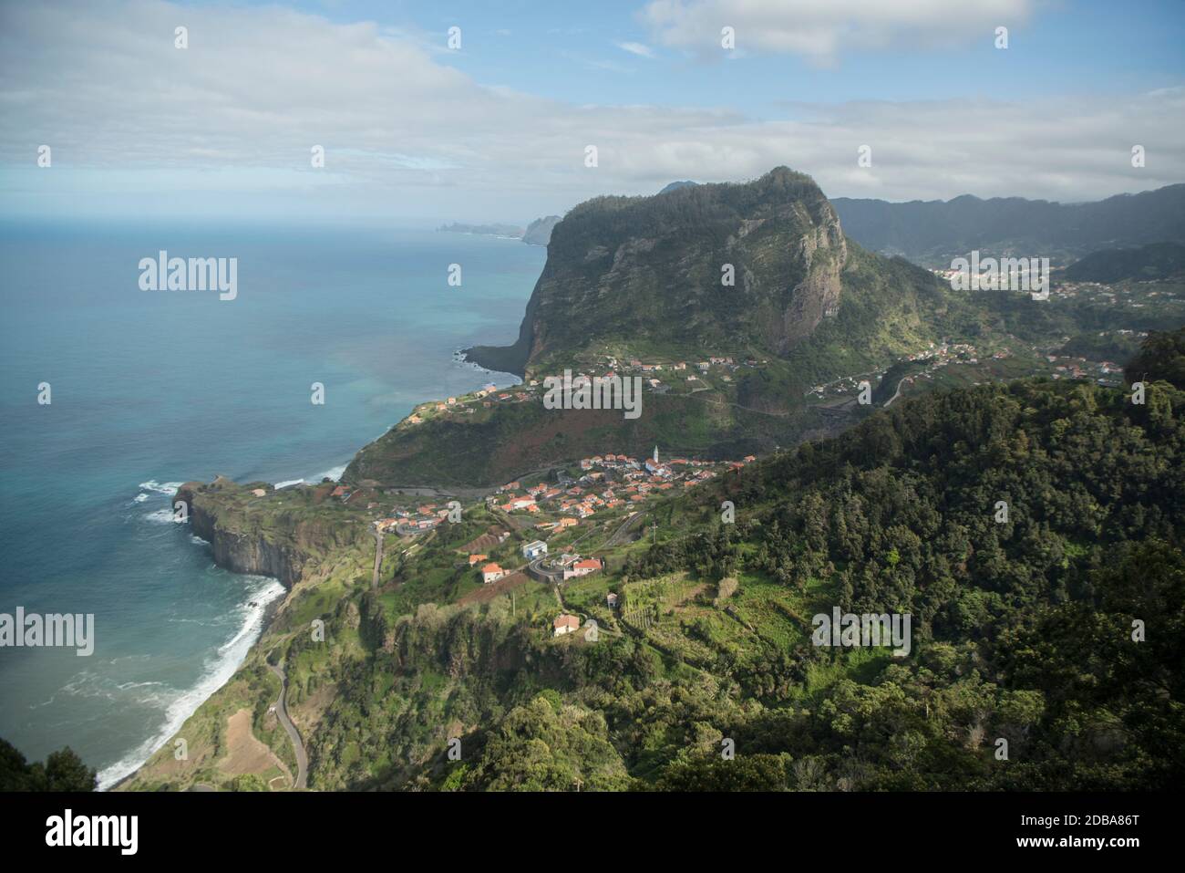 Die Landschaft und Stadt Faial an der Küste im Norden von Madeira auf der Insel Madeira von Portugal. Portugal, Madeira, April 2018 Stockfoto