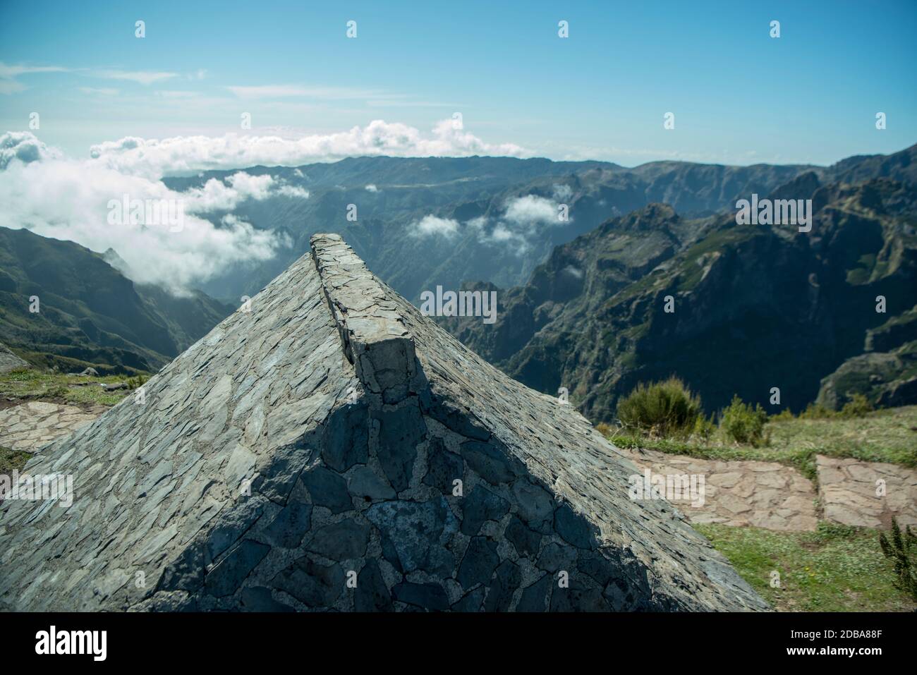 Ein Steinhaus auf einem Gipfel in der Landschaft und den Bergen des Madeira-Nationalparks in Zentral-Madeira auf der Insel Madeira in Portugal. Portugal, Stockfoto