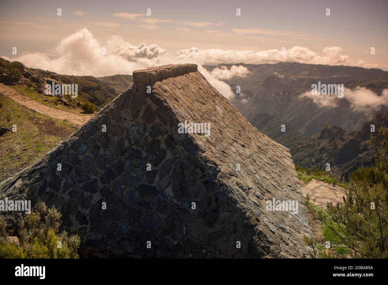 Ein Steinhaus auf einem Gipfel in der Landschaft und den Bergen des Madeira-Nationalparks in Zentral-Madeira auf der Insel Madeira in Portugal. Portugal, Stockfoto