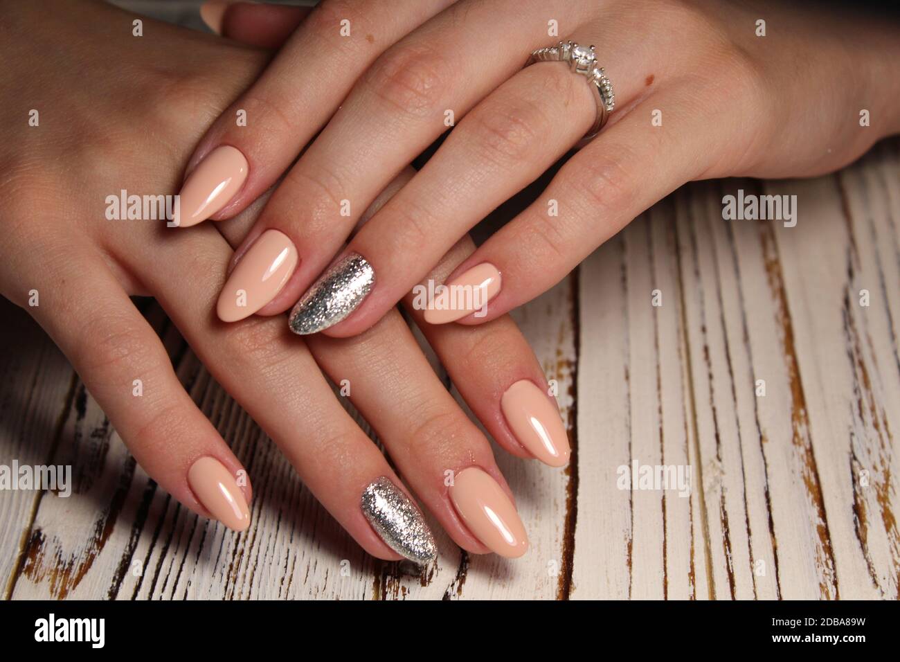 Stilvolle pfirsich Maniküre auf lange Schöne Nägel Stockfotografie - Alamy