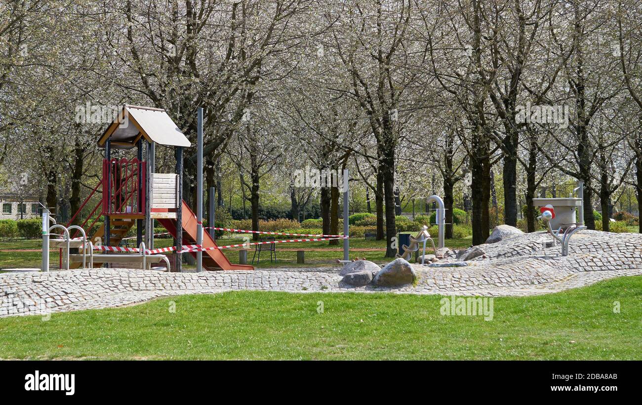 Wegen Infektionsgefahr geschlossener Spielplatz in Magdeburg in Deutschland Stockfoto