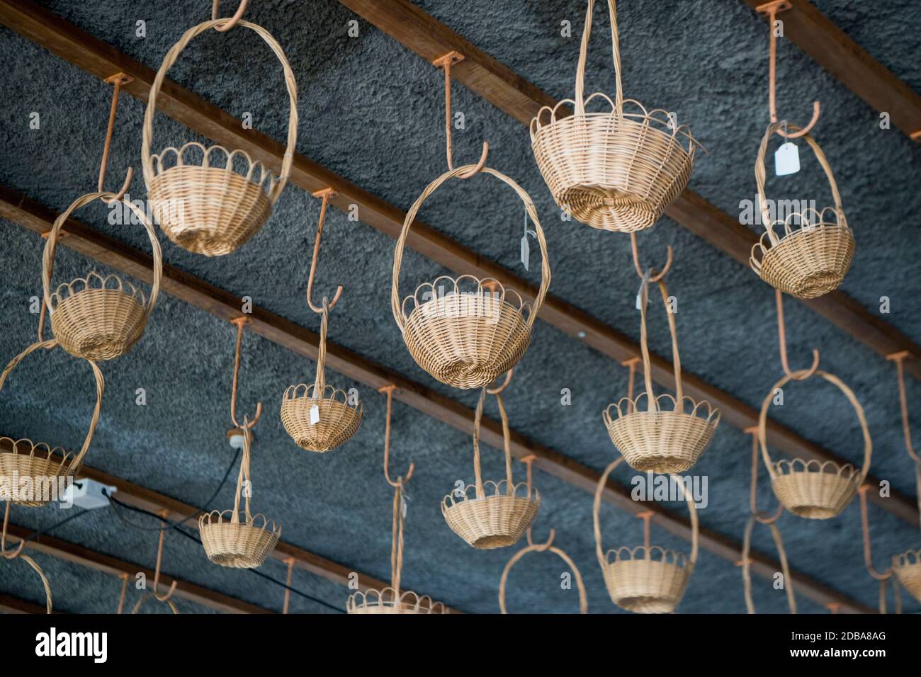 Korbflechtarbeiten im Cafe Relogio ad Shop von Arema in der Stadt Camacha im Osten von Madeira auf der Insel Madeira in Portugal. Portugal, Madeira, Stockfoto