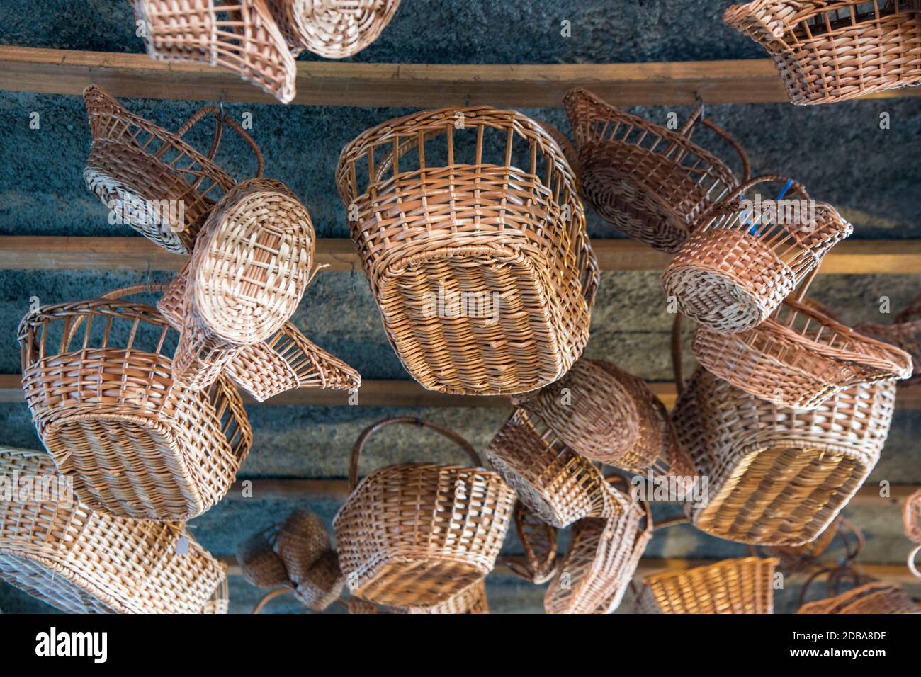 Korbflechtarbeiten im Cafe Relogio ad Shop von Arema in der Stadt Camacha im Osten von Madeira auf der Insel Madeira in Portugal. Portugal, Madeira, Stockfoto