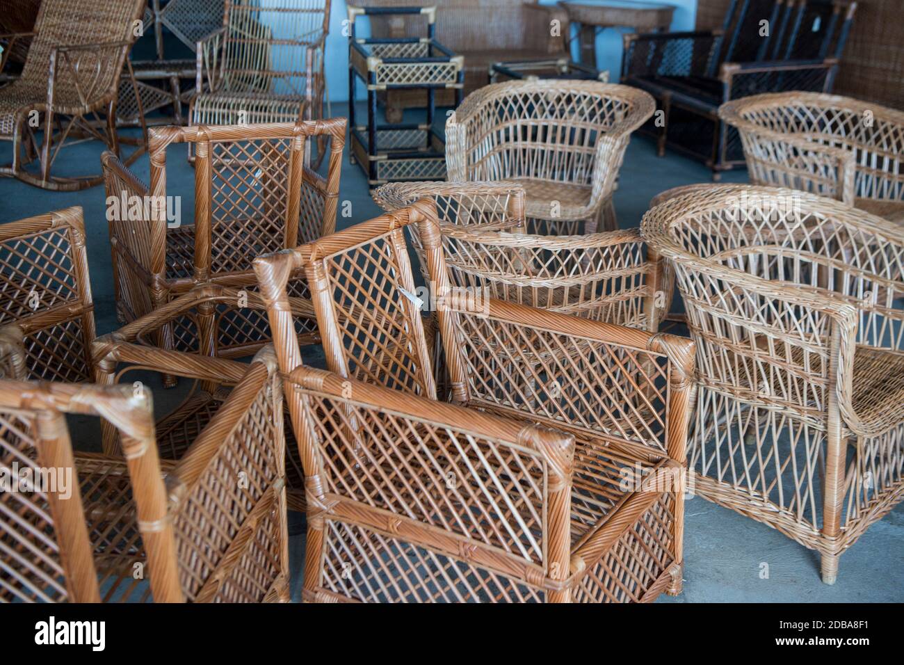 Korbflechtarbeiten im Cafe Relogio ad Shop von Arema in der Stadt Camacha im Osten von Madeira auf der Insel Madeira in Portugal. Portugal, Madeira, Stockfoto