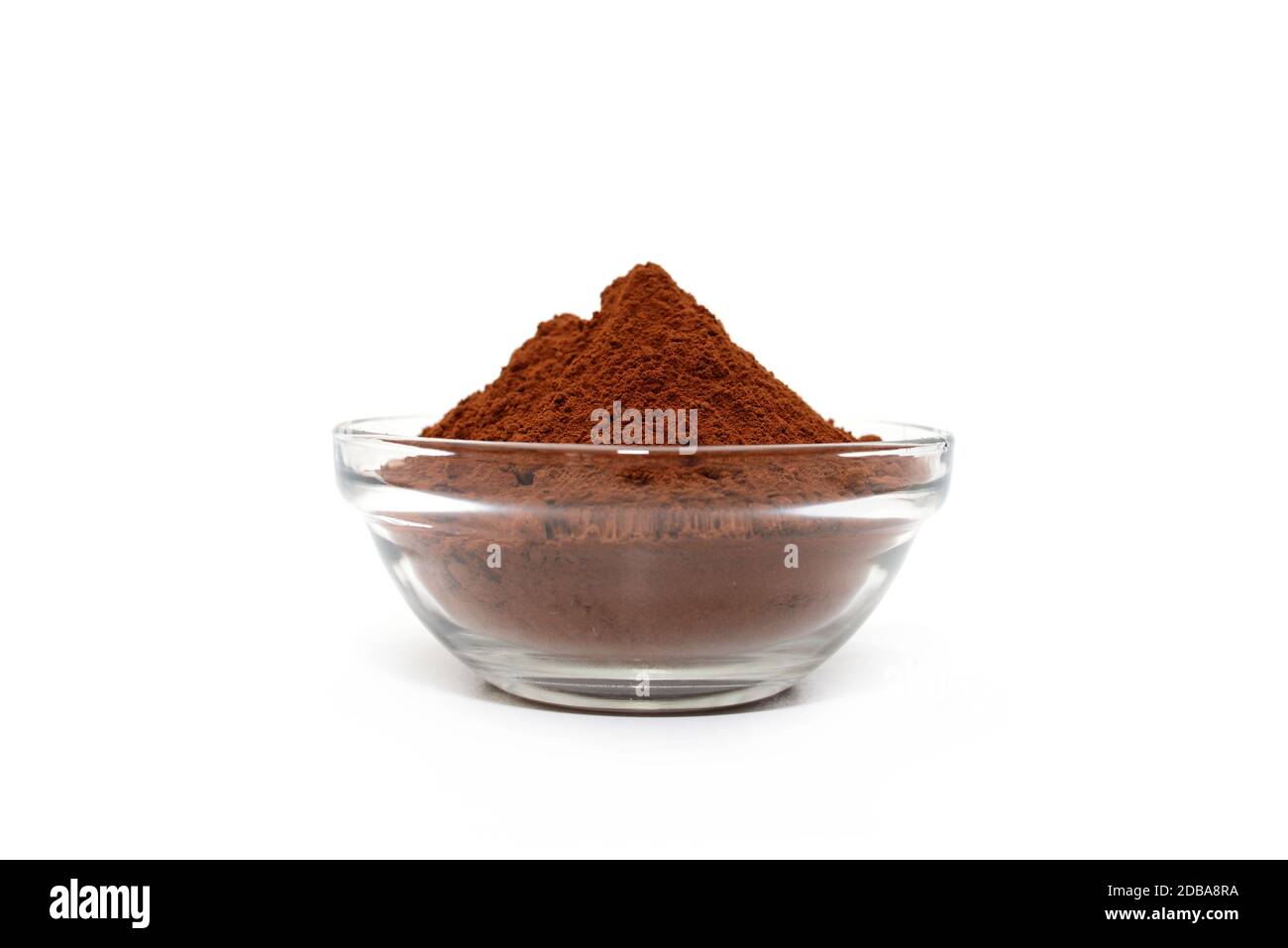 Braune Kakaopulver Schüssel auf weißem Hintergrund Stockfoto