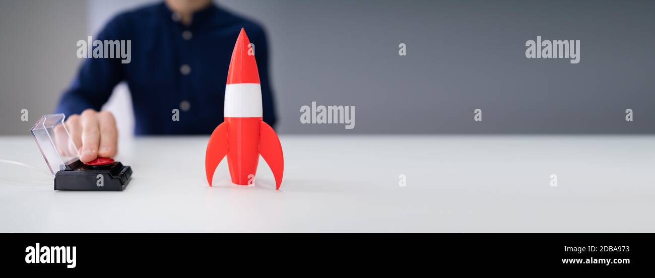Red Rocket Start Und Launch Button Für Karriere Und Business Stockfoto
