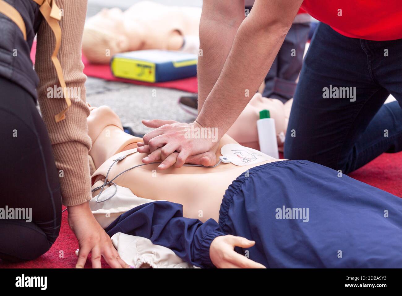 CPR-Kurs mit Hilfe automatisierter externer Defibrillator AED Stockfoto