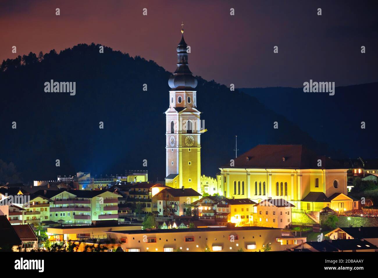 Kirche Kastelruth Turm und Skyline Abendblick, Region Alpen in Südtirol in Italien Stockfoto