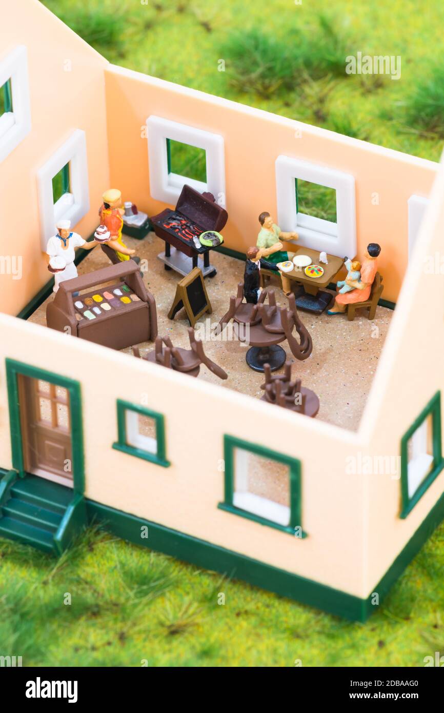Konzept der sozialen Distanzierungsregeln mit Miniaturmenschen in einem Restaurant Stockfoto