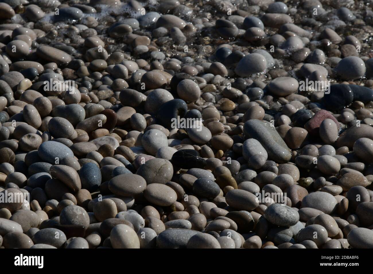 Große, kleine, runde Steine am Mittelmeer in der Provinz Alicante, Spanien  Stockfotografie - Alamy
