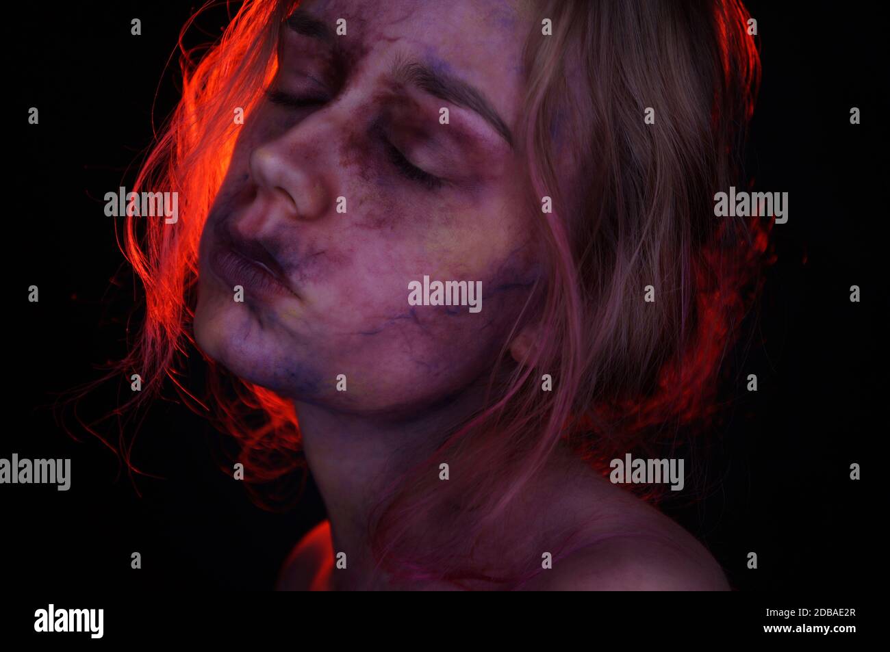 Junge blonde Frau mit unheimlich sfx Make-up Stockfoto