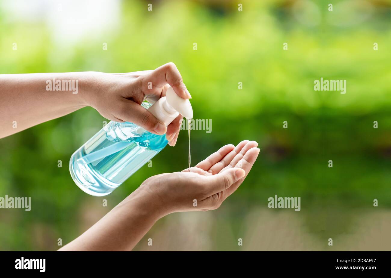 Nahaufnahme Reinigung Hand mit Alocohol Gel wasserlos in der Pumpe Flasche, Desinfektion für die Sicherheit zu verhindern und vor Infektionen von Viren und Keimen zu schützen Covid Stockfoto