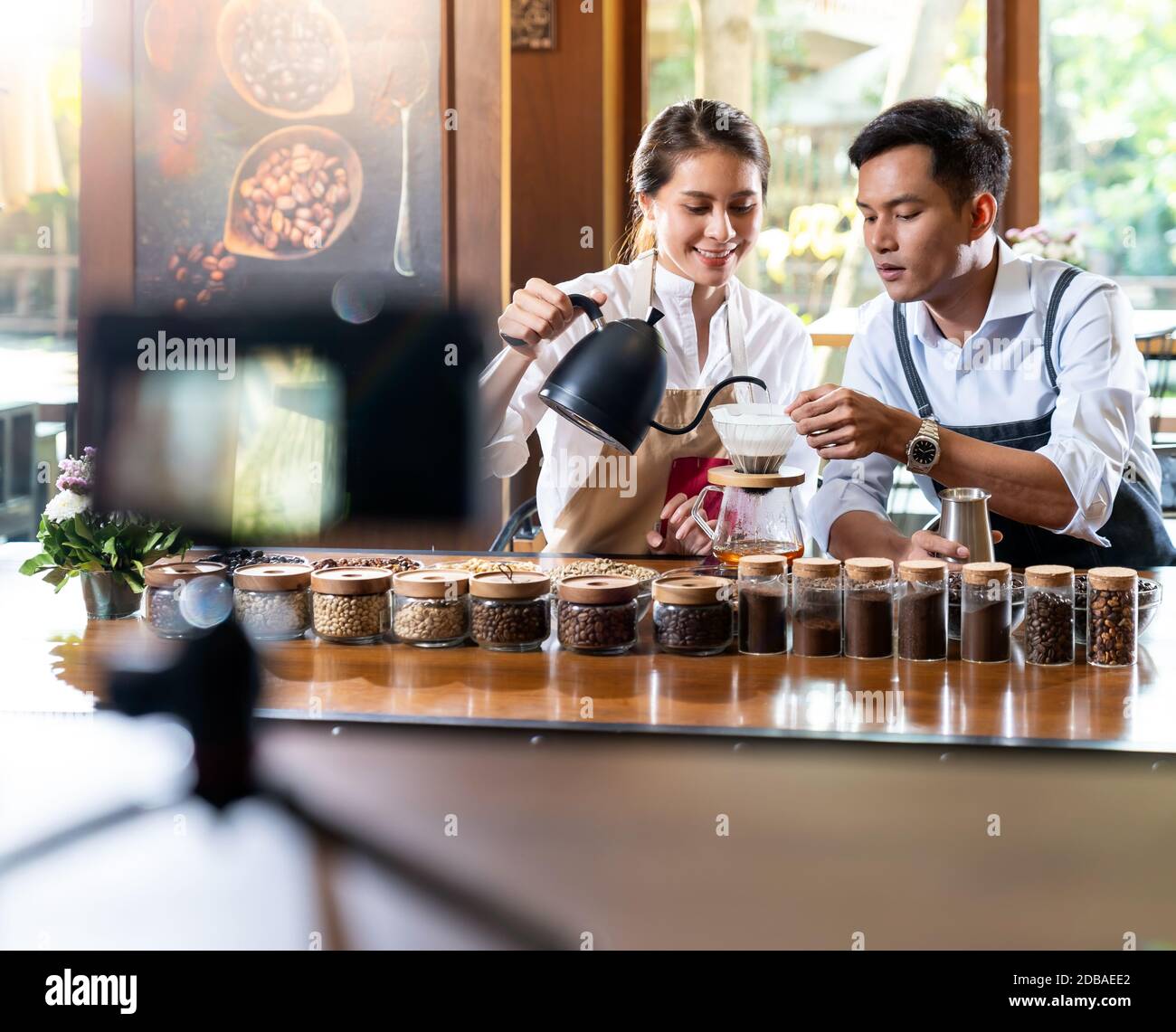 VLOG der jungen Erwachsenen asiatischen Eigentümer Unternehmer Bewertung Café Café-Shop und leben in sozialen Medien Online-Marketing im Café. Verwenden für Influencer Startup o Stockfoto