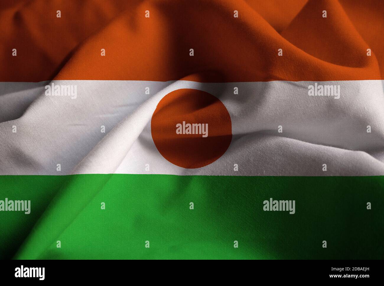 Nahaufnahme der Flagge von Ruffled Niger, Niger Flagge weht im Wind Stockfoto