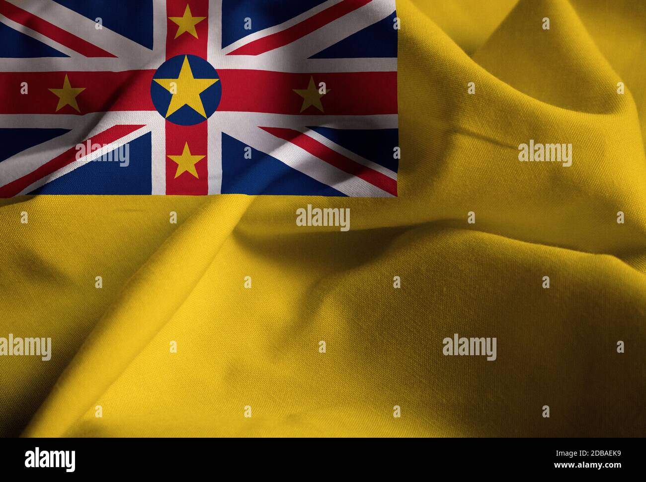 Nahaufnahme der Ruffled Niue Flagge, Niue Flagge weht im Wind Stockfoto