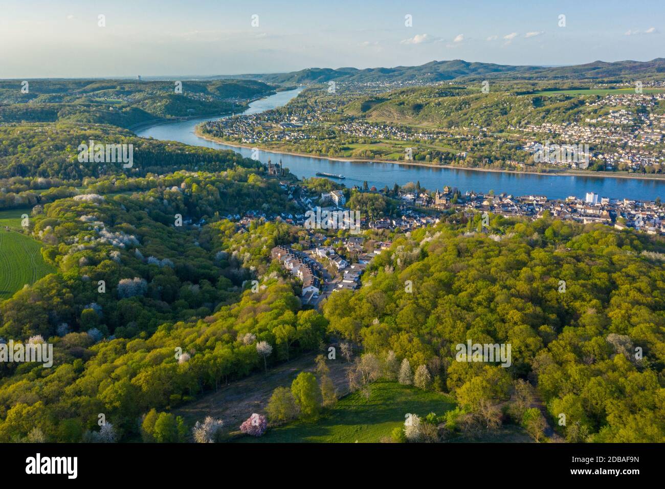 Luftaufnahme des Rheintals und der Städte Remagen Erpel und Unkel Deutschland Frühling Stockfoto