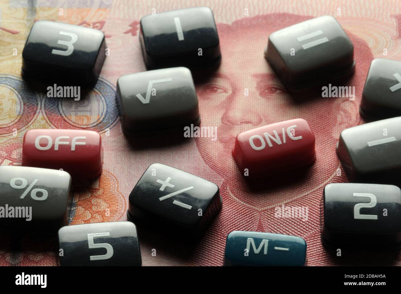 Tasten des elektronischen Rechners auf chinesischer Banknote Stockfoto