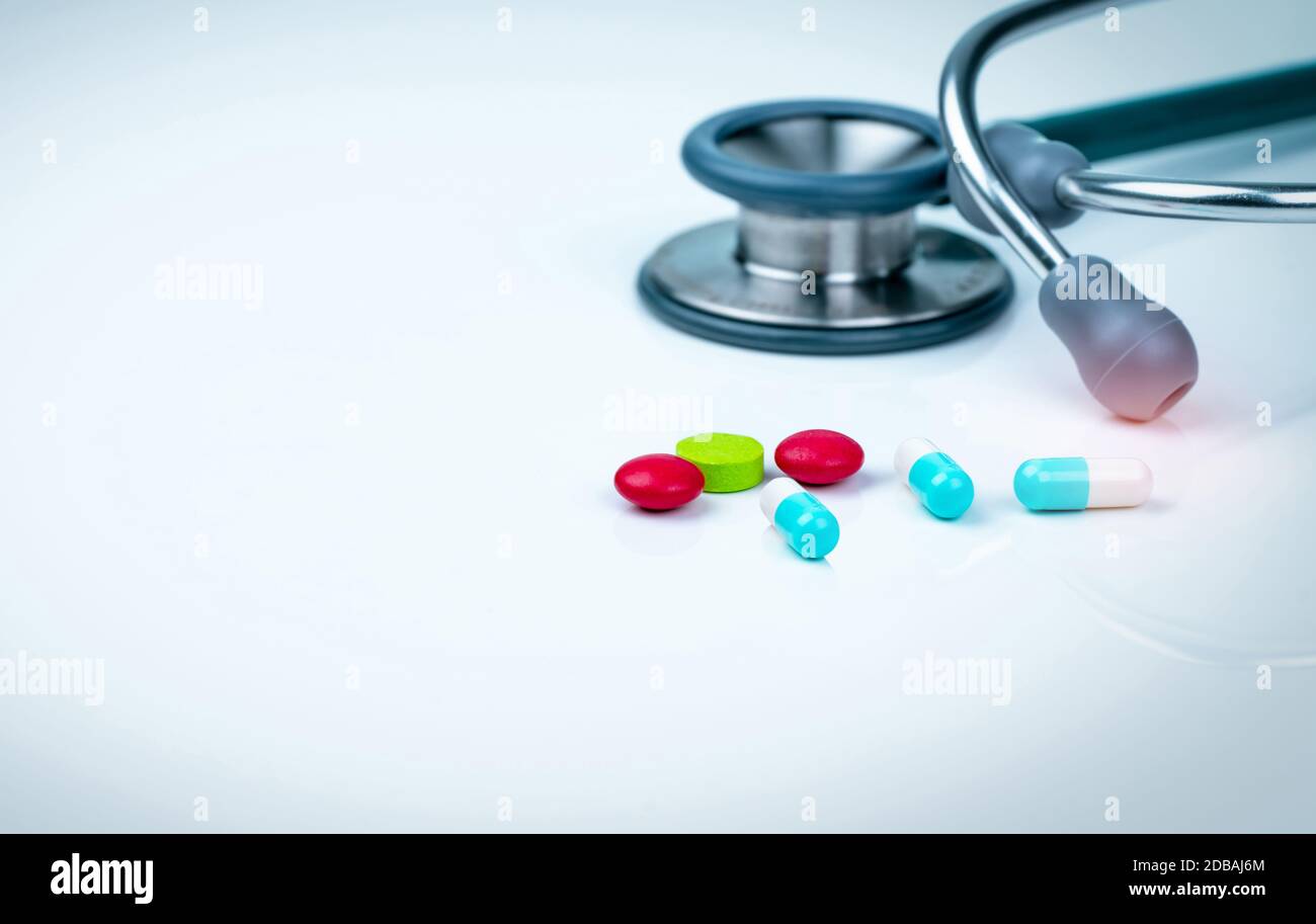 Stethoskop, Kapseln und Tabletten Pillen auf Arzt oder Krankenschwester. Gesundheits-check up. Gesundheitswesen und Medizin Hintergrund. Arzt Werkzeug für Stockfoto