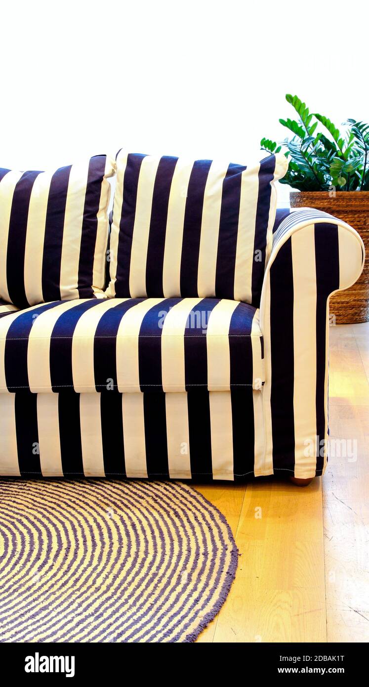 Detail der retro Sofa mit marine Streifen Muster Stockfoto