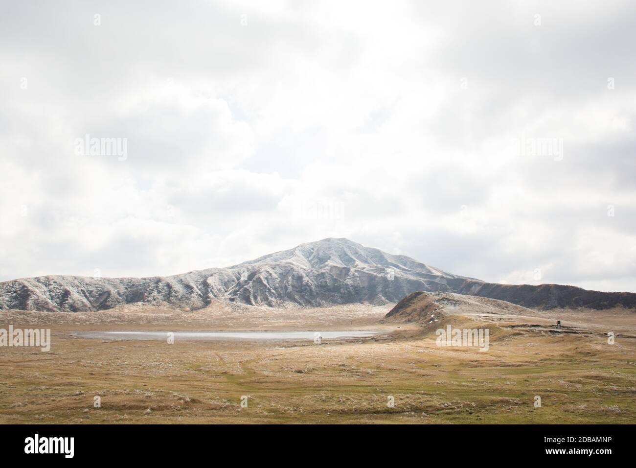 Mount Aso und Kusasenri im Winter. Bedeckt von goldgelbem Grasland - Kumamoto, Japan Stockfoto