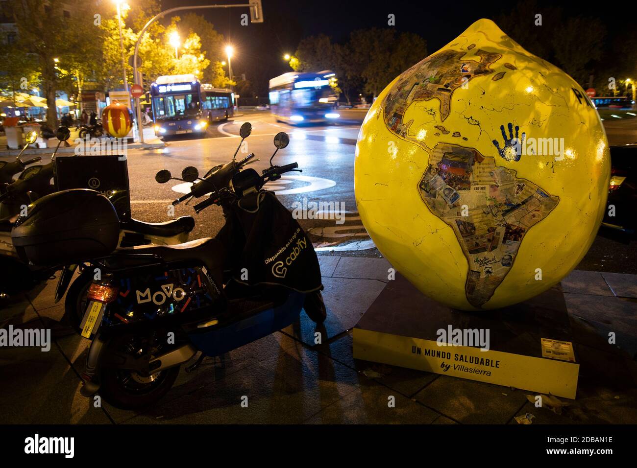 Madrid ist die erste Station der Wanderausstellung für Stadtkunst "Lemon Art", die aus acht Zitronen von zwei Metern Höhe und 330 Kilo Gewicht besteht, die bis November 25 in der Serrano Straße zwischen der Plaza de la Independencia und der Ayala Straße zu sehen sind. Herausragende Künstler aus Spanien, Frankreich und Deutschland haben diese Stücke entworfen, die in den nächsten Monaten durch sieben europäische Städte reisen werden, um im Rahmen der Informationskampagne Welcome to the Lemon Age zur europäischen Zitronen-Vitrine zu werden. (Foto von Alberto Sibaja/Pacific Press) Stockfoto