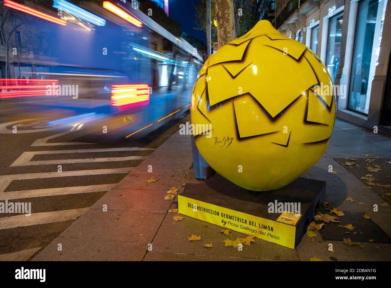 Madrid ist die erste Station der Wanderausstellung für Stadtkunst "Lemon Art", die aus acht Zitronen von zwei Metern Höhe und 330 Kilo Gewicht besteht, die bis November 25 in der Serrano Straße zwischen der Plaza de la Independencia und der Ayala Straße zu sehen sind. Herausragende Künstler aus Spanien, Frankreich und Deutschland haben diese Stücke entworfen, die in den nächsten Monaten durch sieben europäische Städte reisen werden, um im Rahmen der Informationskampagne Welcome to the Lemon Age zur europäischen Zitronen-Vitrine zu werden. (Foto von Alberto Sibaja/Pacific Press) Stockfoto