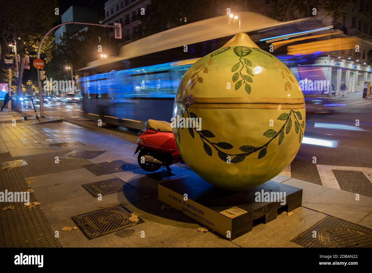 Madrid ist die erste Station der Wanderausstellung für Stadtkunst "Lemon Art", die aus acht Zitronen von zwei Metern Höhe und 330 Kilo Gewicht besteht, die bis November 25 in der Serrano Straße zwischen der Plaza de la Independencia und der Ayala Straße zu sehen sind. Herausragende Künstler aus Spanien, Frankreich und Deutschland haben diese Stücke entworfen, die in den nächsten Monaten durch sieben europäische Städte reisen werden, um im Rahmen der Informationskampagne Welcome to the Lemon Age zur europäischen Zitronen-Vitrine zu werden. (Foto von Alberto Sibaja/Pacific Press) Stockfoto