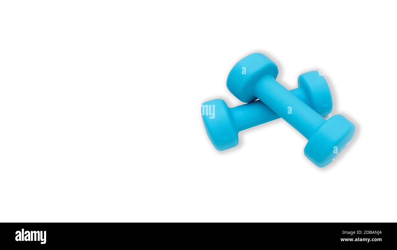 Zwei blaue Hanteln 2 kg. Fitnessgeräte für Heimtraining und Bewegungstraining Stockfoto