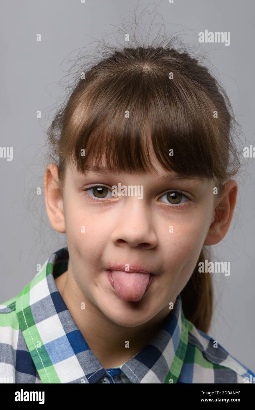 Porträt eines zehnjährigen Mädchens mit Zunge, europäischem Aussehen, Nahaufnahme Stockfoto