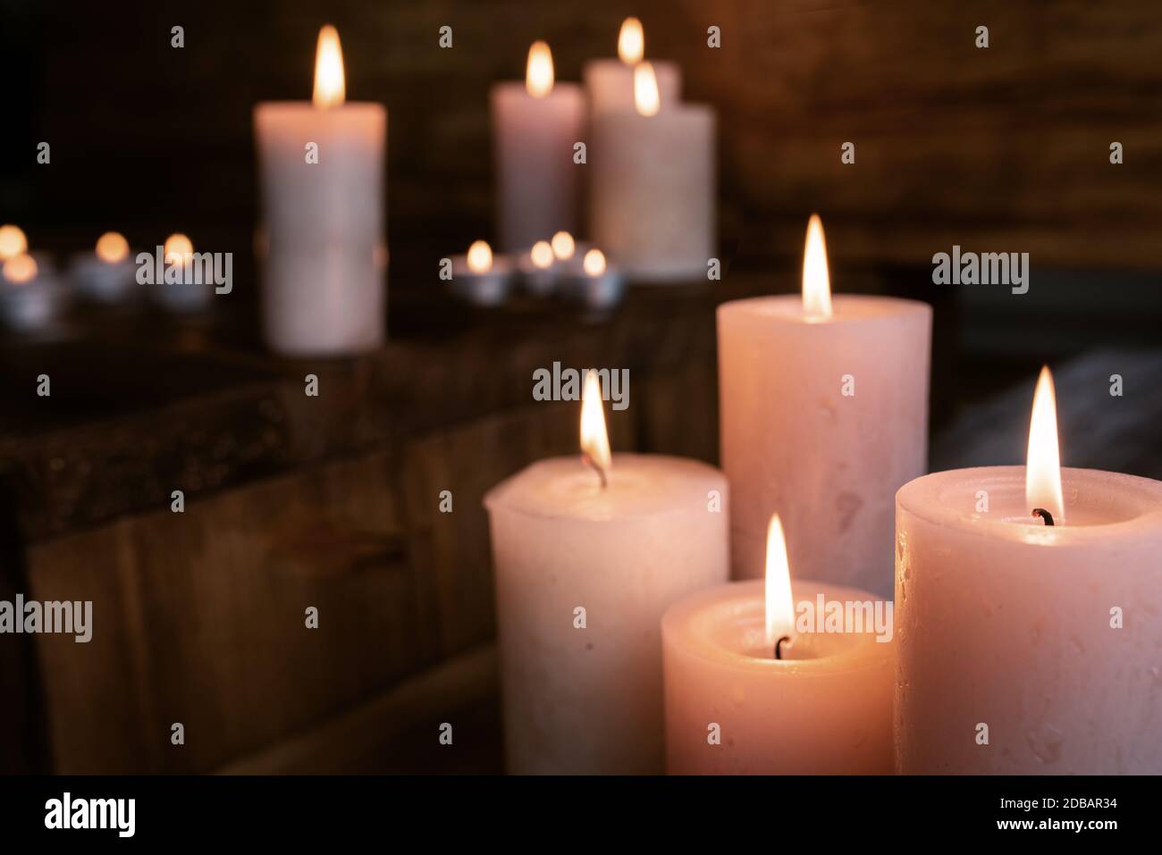 Kerzen zum Gedenken und Solidarität. Dunkler Hintergrund mit kurzer  Tiefenfeldtiefe für Trauer und Beileid Stockfotografie - Alamy