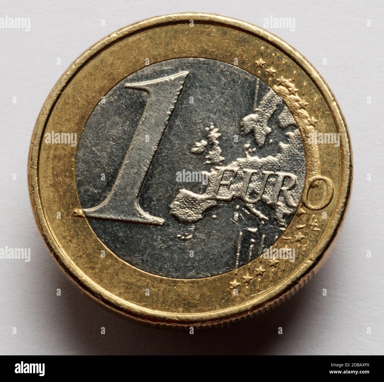 Ein Euro auf weißem Hintergrund Stockfoto